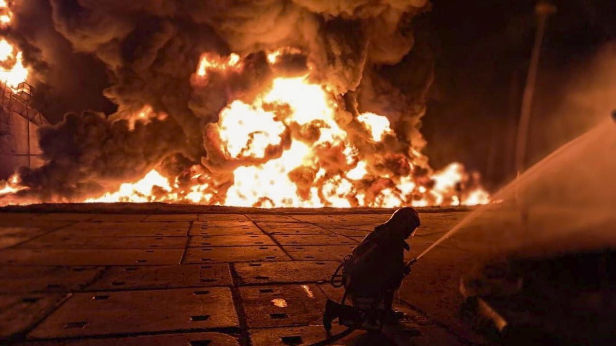 Rescatistas ucranianos trabajando en el lugar de un ataque ruso a una instalación de infraestructura cerca de Odesa, Ucrania, el 18 de agosto de 2025.