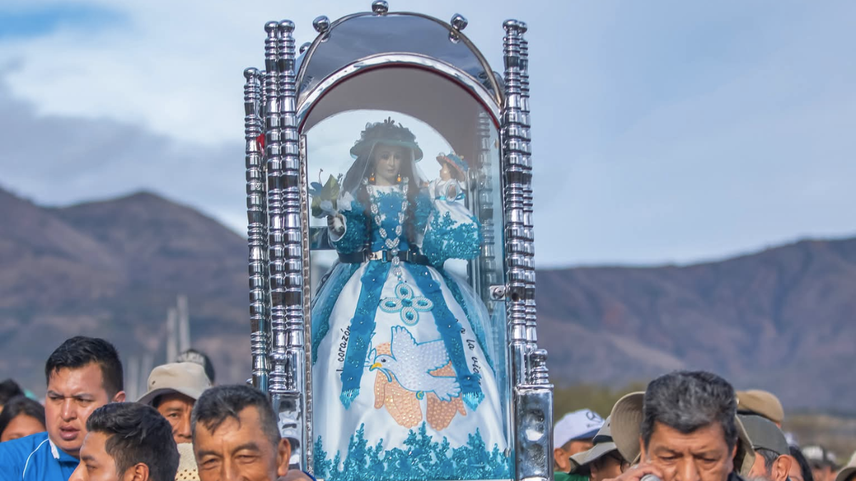 La Virgen de El Cisne avanza en su último recorrido hacia Loja, acompañada de miles de fieles y bajo un homenaje militar que la proclamará como Generalísima.