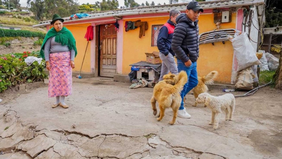 Varias viviendas registran grietas en su estructura en Cutiriví, en Pujilí.