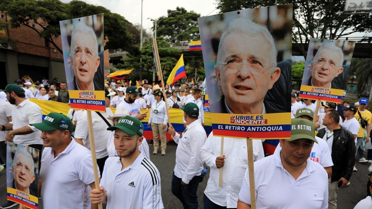 La gente protesta en apoyo al expresidente colombiano Álvaro Uribe en Medellín, Colombia, el 7 de agosto de 2025.
