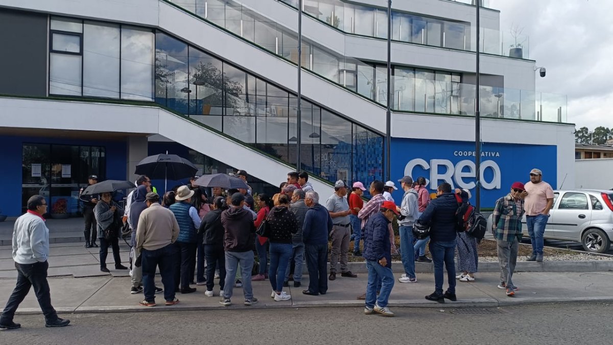 Las usuarios llegaron la casa Matriz de Crea y se encontraron con las puertas cerradas.