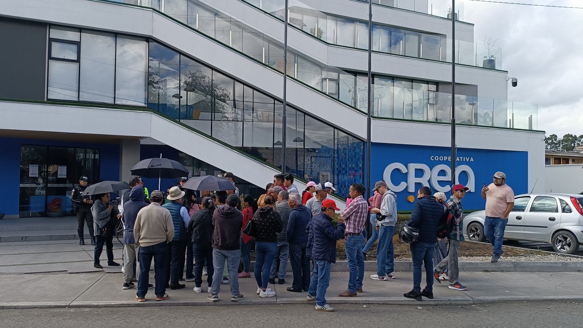 Afectados por el cierre de la Cooperativa CREA llegaron a la oficina matriz en Cuenca para solicitar información del traspaso de sus dineros a otras entidades financieras.