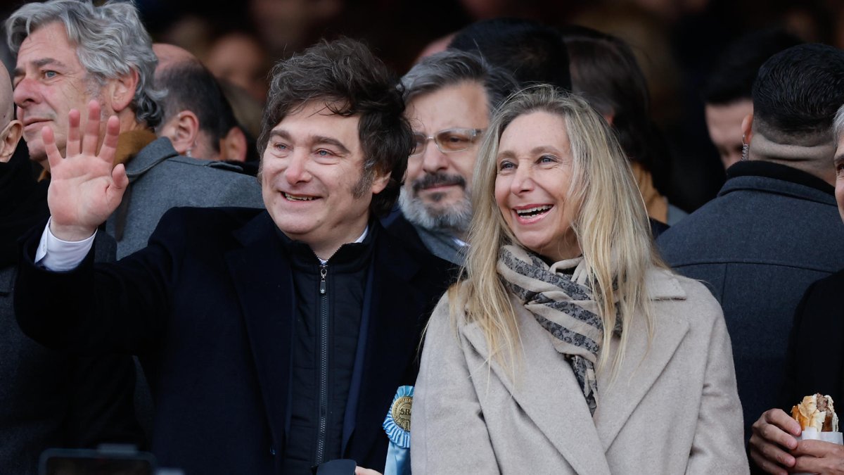 Javier Milei (c-i), junto a su hermana y secretaria general de la presidencia, Karina Milei (c-d), en Buenos Aires (Argentina).