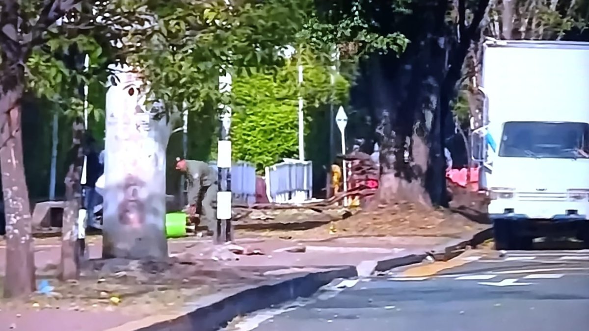 La imagen muestra a elementos de seguridad recorriendo el sitio del atentado en Cali.