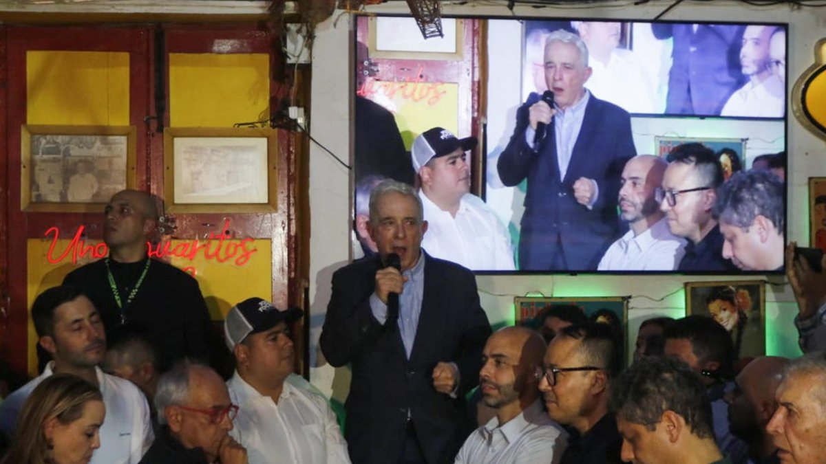 El expresidente de Colombia Álvaro Uribe habla frente a seguidores este miércoles 21 de agosto de 2025, en Sabaneta (Colombia).