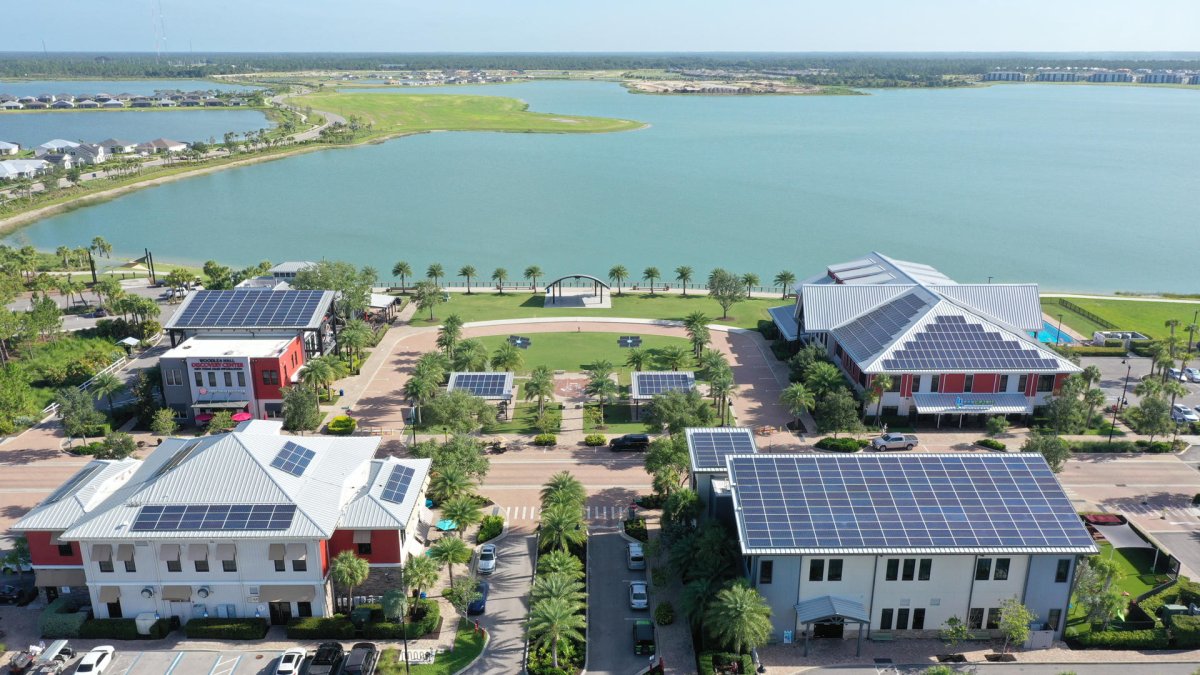 Se observan edificios en el centro de Babcock Ranch, en Florida (Estados Unidos).