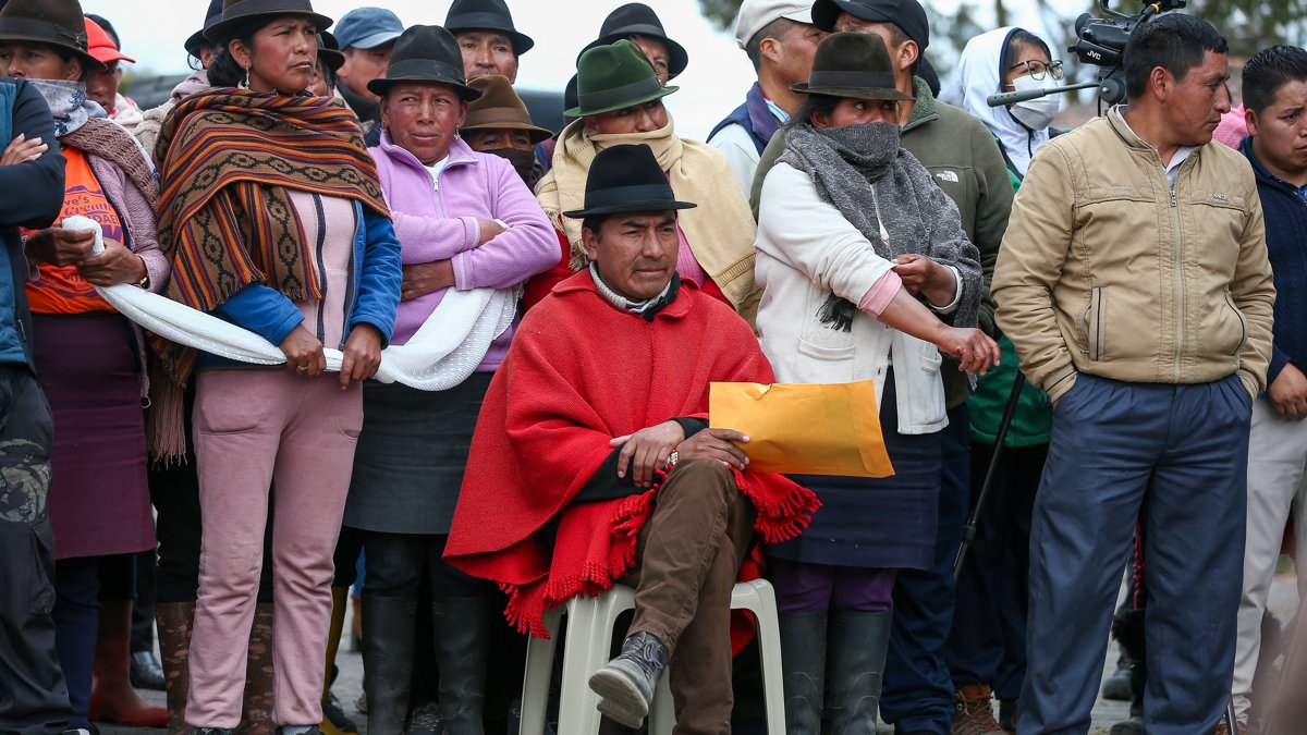 El exlíder indígena y excandidato presidencial Leonidas Iza (c) participa en una audiencia indígena este jueves, en Tocazo (Ecuador).