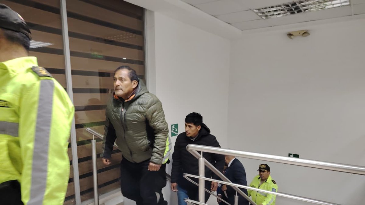 Los policías una vez que fueron liberados llegaron a la sala de audiencias donde se desarrollaba la audiencia de Habeas Corpus.