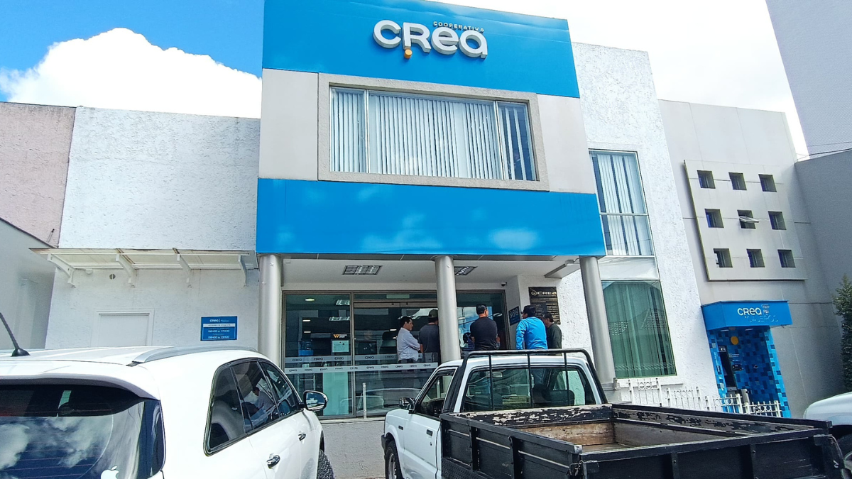 Socios de la cooperativa CREA acuden a la oficina matriz, en la avenida Unidad Nacional, en busca de información sobre sus depósitos y el proceso de devolución de su dinero.