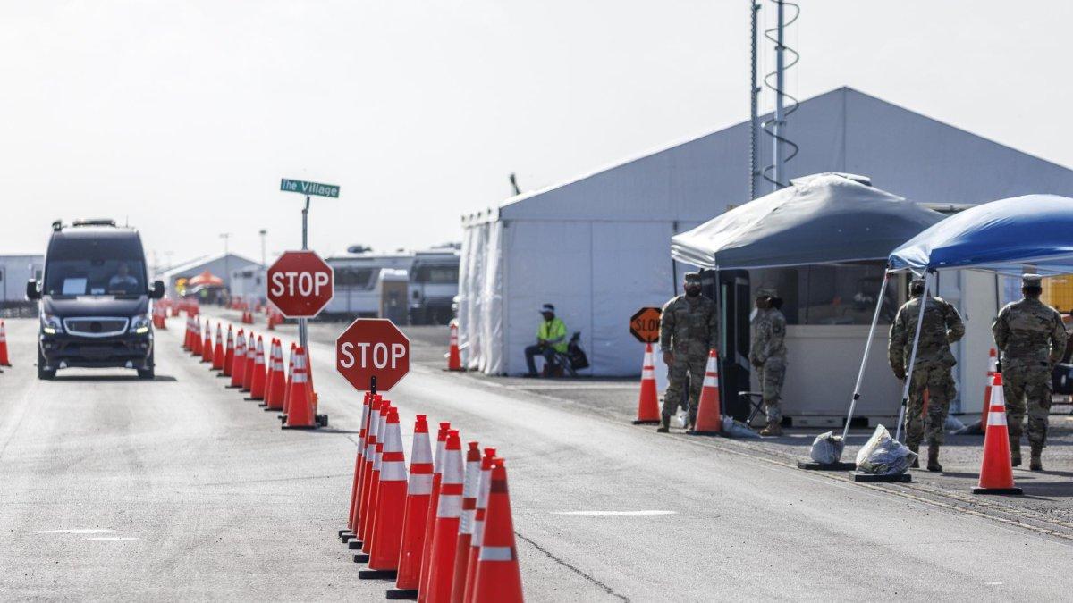 Un grupo de agentes de la Policía vigilando la entrada del centro de detención 'Alligator Alcatraz' en Ochopee, Florida (EE. UU.).