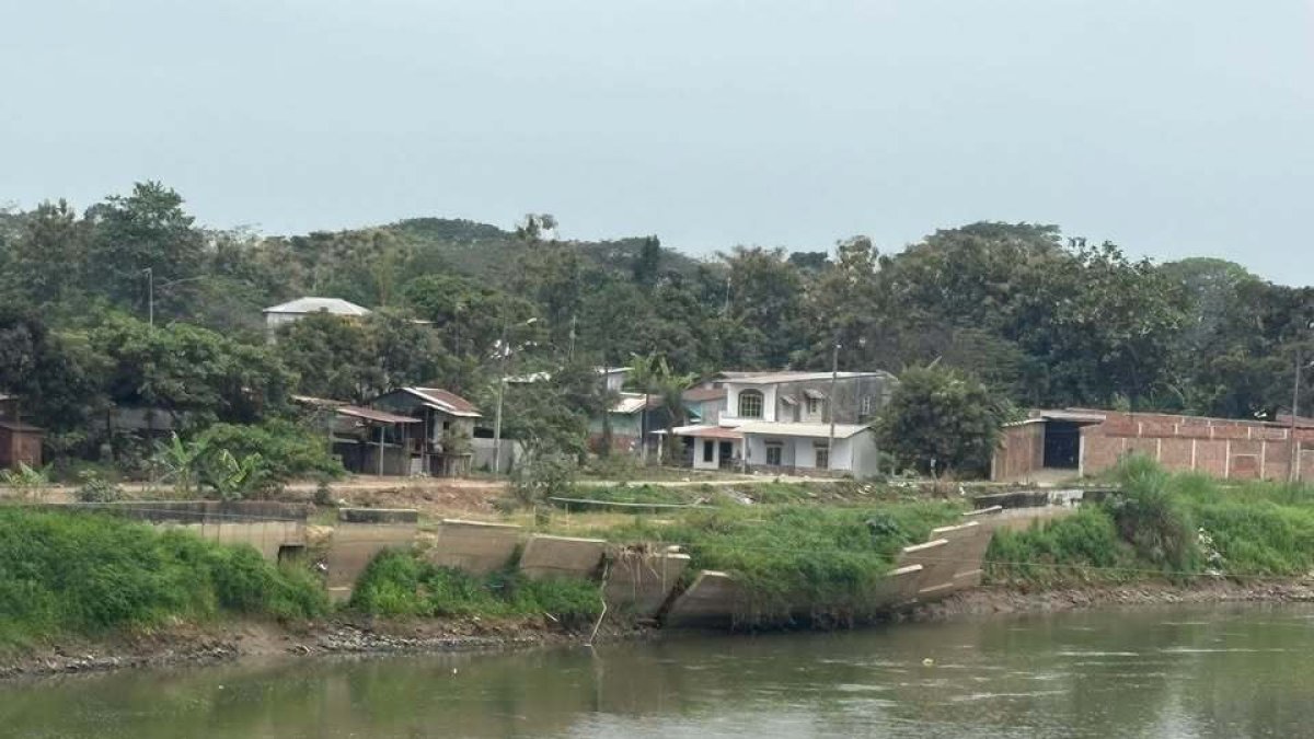 Las planchas de hormigón han cedido hacia el río