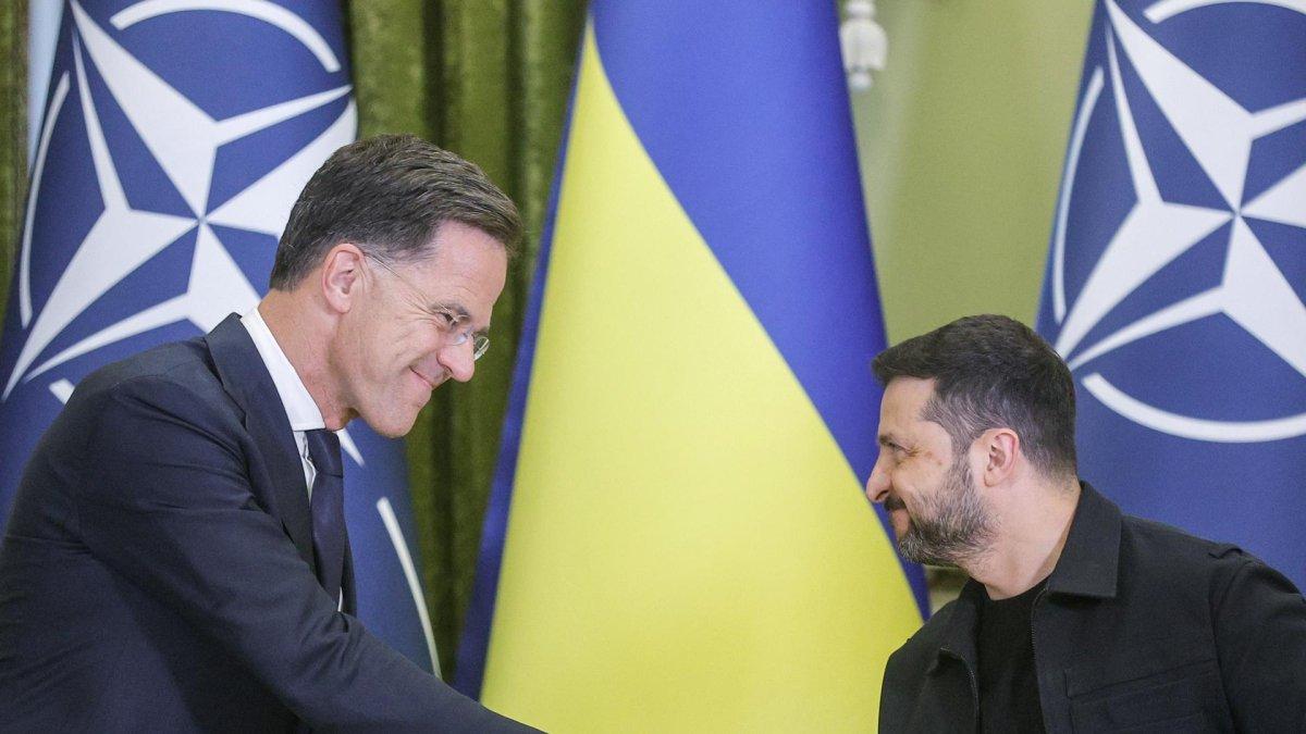 El secretario general de la OTAN, Mark Rutte (izda), durante una rueda de prensa este viernes en Kiev junto al presidente ucraniano, Volodímir Zelenski.