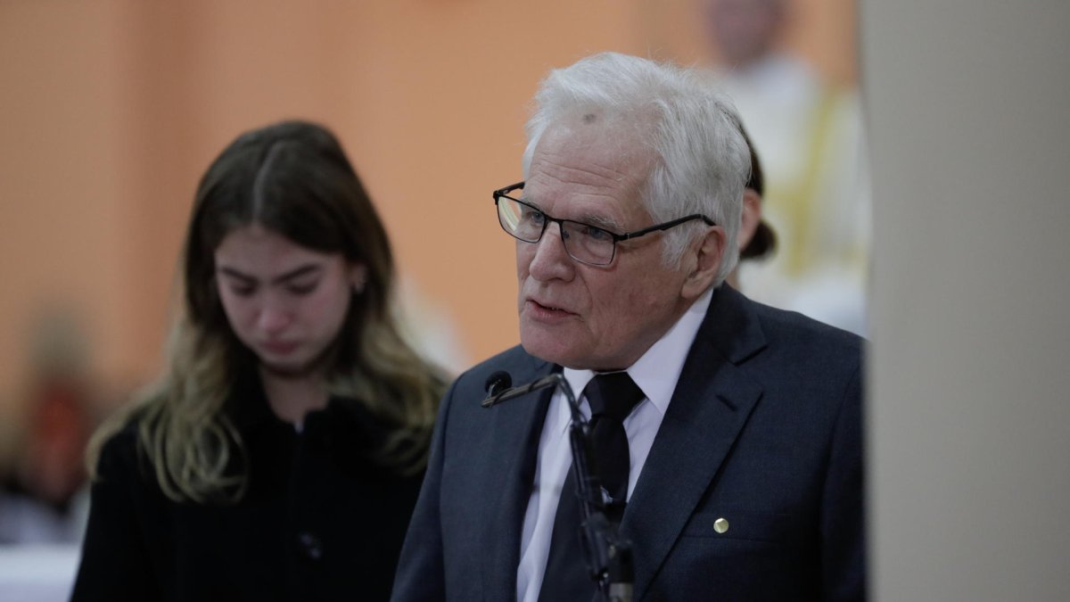 El padre del fallecido senador y precandidato presidencial Miguel Uribe Turbay, Miguel Uribe Londoño, ocupará su lugar en disputa presidencial.