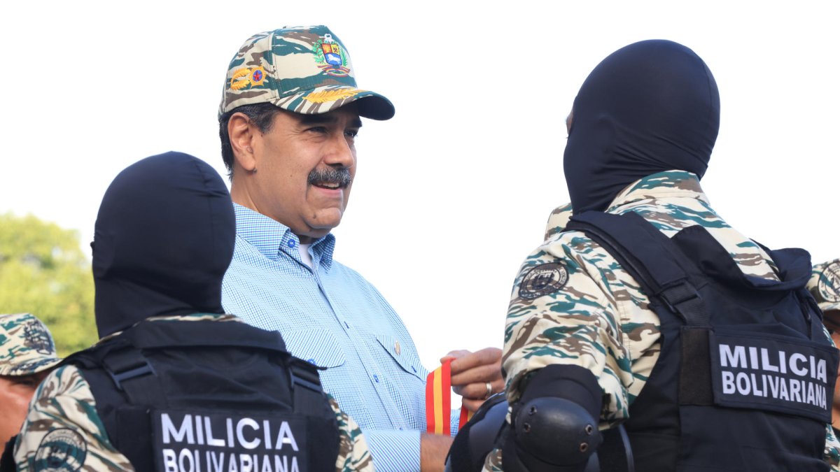 Presidente de Venezuela, Nicolás Maduro (c), saludando a miembros de la Milicia Bolivariana en Caracas (Venezuela).