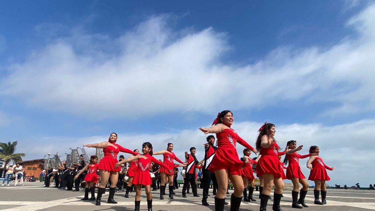 ailarines. En total son 57 integrantes entre niños, adolescentes y jóvenes que integran la banda que es orgullo del cantón Playas de Villamil.