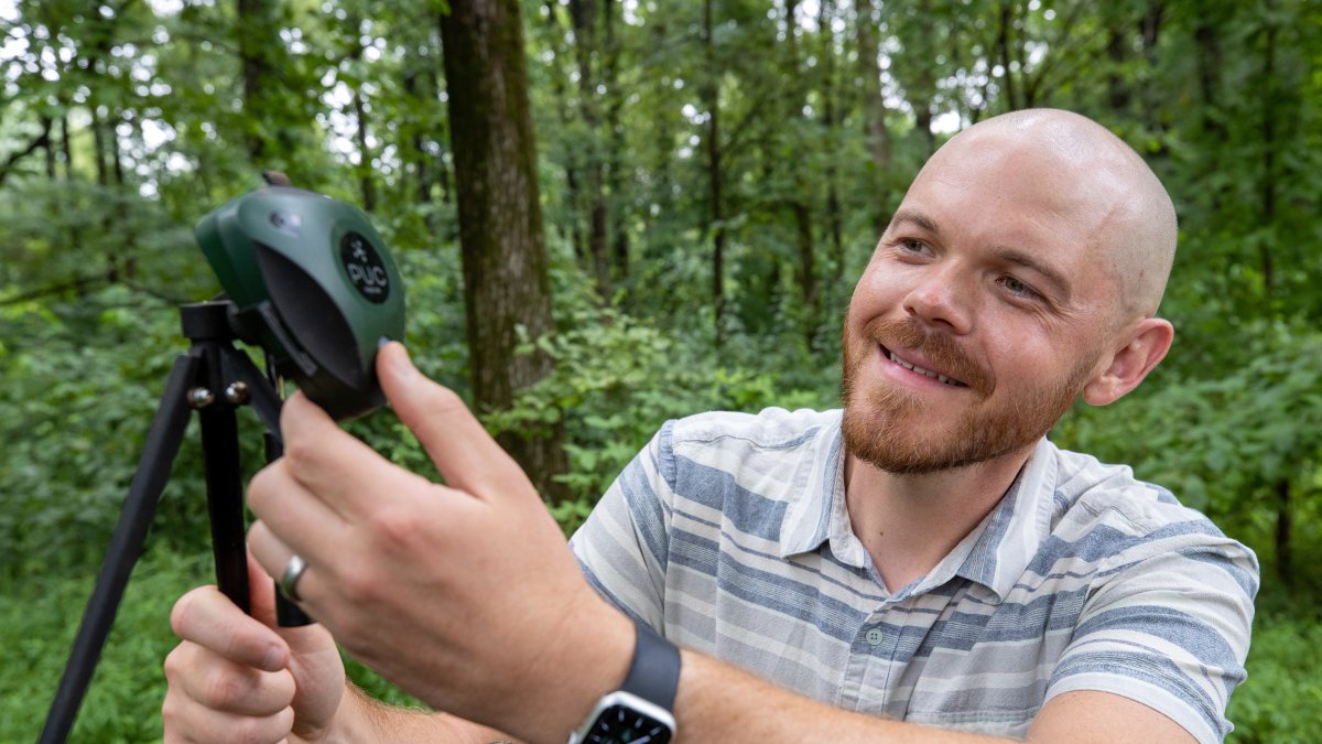 Brent Pease, profesor adjunto de la Facultad de Silvicultura y Horticultura de la Universidad del Sur de Illinois muestra un BirdWeather.