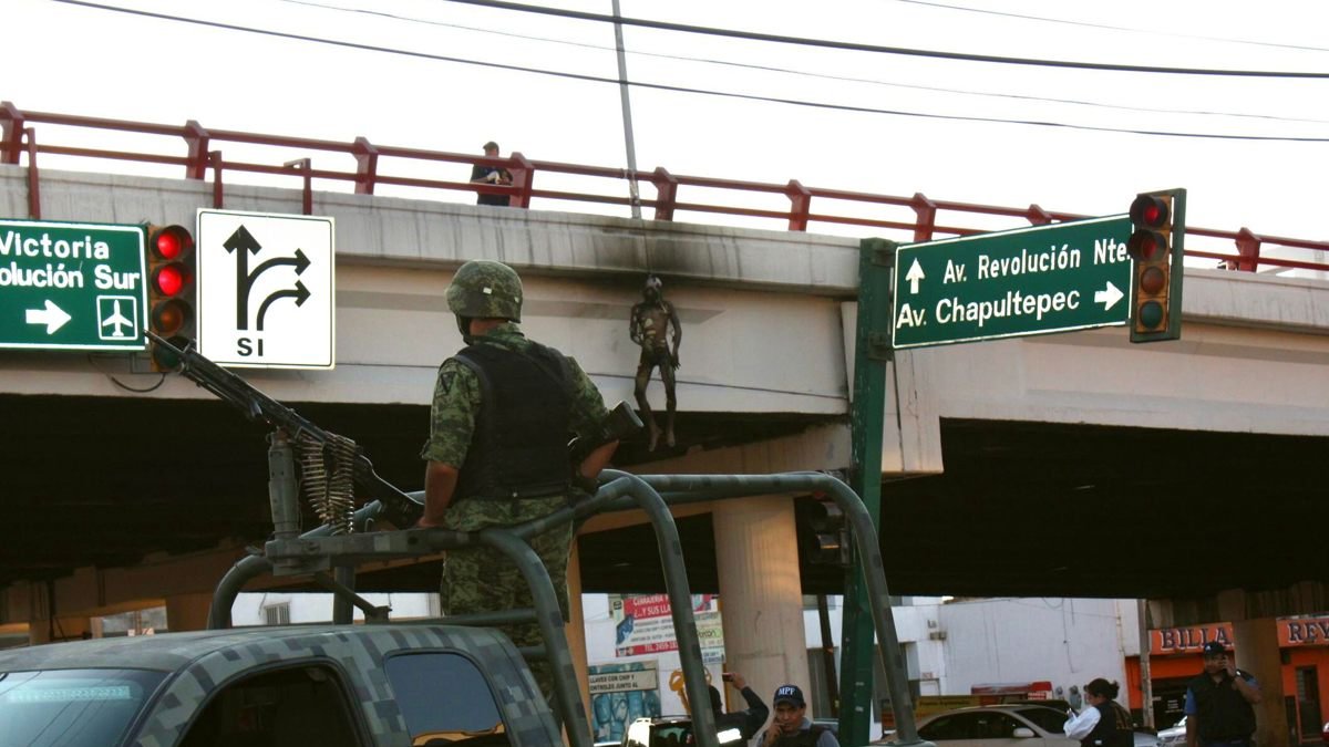 Expertos forenses recolectan información en la zona donde se presentó un enfrentamiento en el norteño estado de Nuevo León (México).