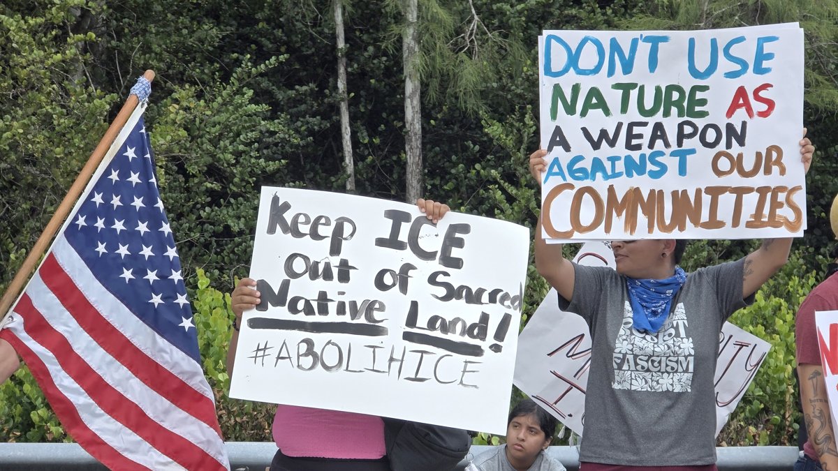 Fotografía de archivo de personas protestando contra un centro de detención para migrantes.
