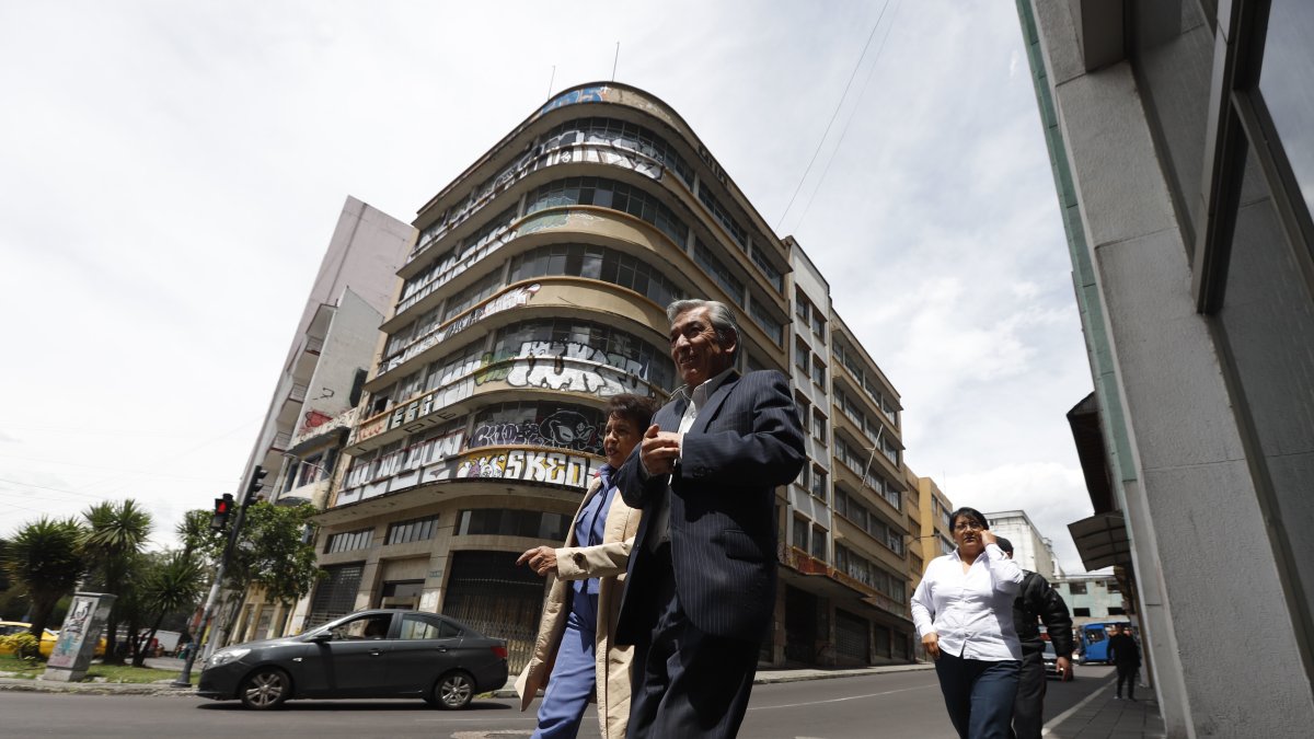 Este edificio del IESS tiene grafiteada toda su fachada principal.