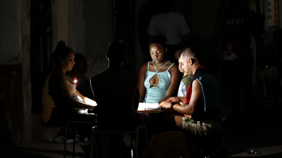 Los apagones se han convertido en el primer problema de los cubanos.