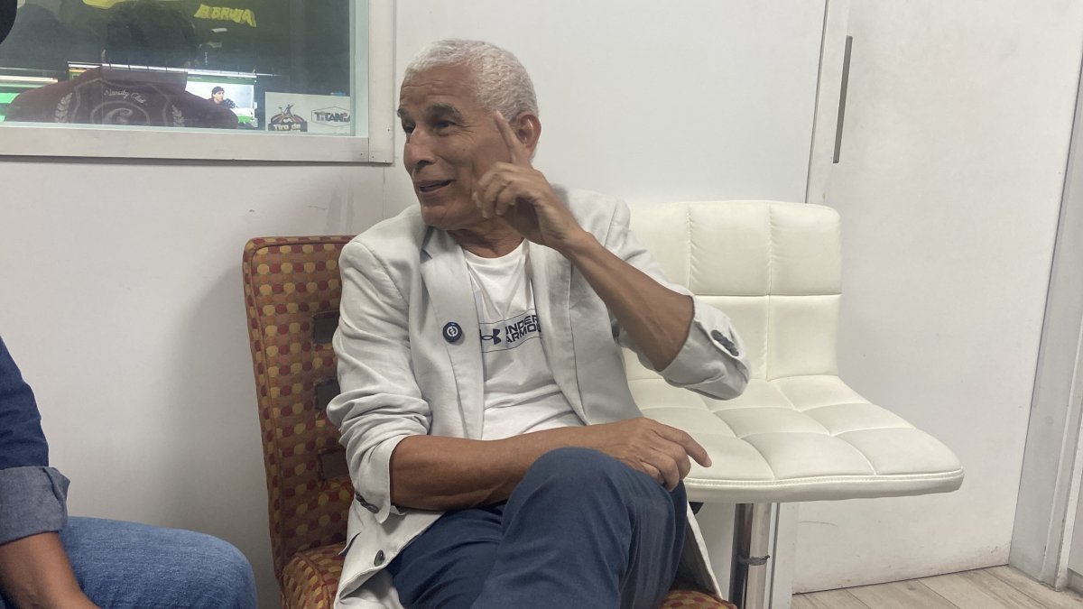 Jimmy Montanero hoy es abuelo y comentarista deportivo. El único y último vínculo que le queda con el fútbol.