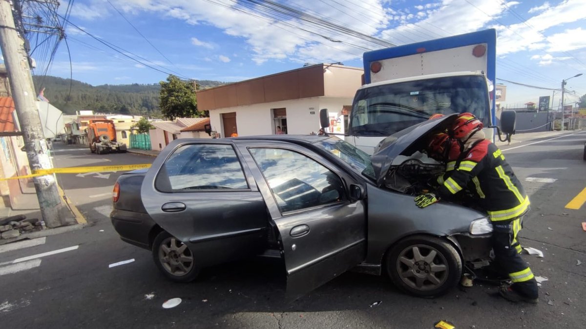 Un equipo del Cuerpo de Bomberos Quito atendió la emergencia.