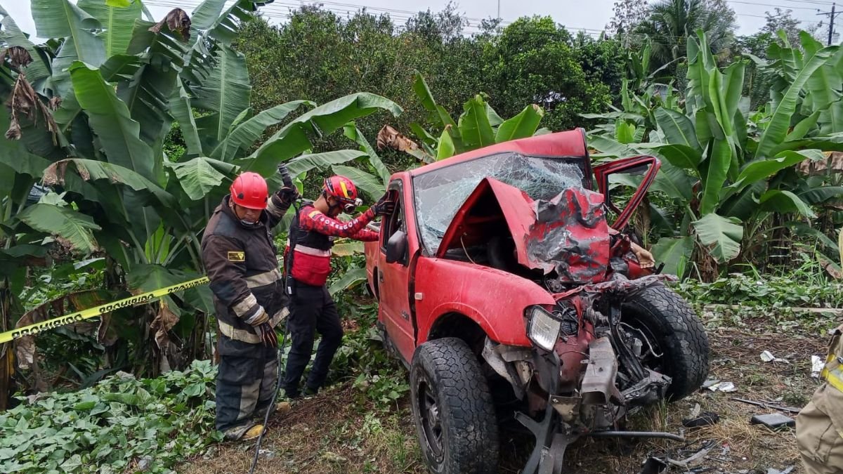 Marcos Olmedo falleció en vía a Quinindé, provincia de Esmeraldas. Se impactó contra este vehículo color rojo.
