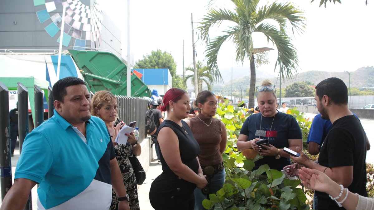 Las cantantes Katty Elisa y Mayensi acompañaron a los familiares del taxista asesinado en Guayaquil.