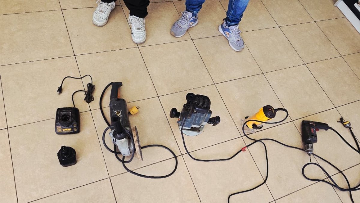 Entre las herramientas estaban un taladro, una moledora, una batería y un tupí amarillo.