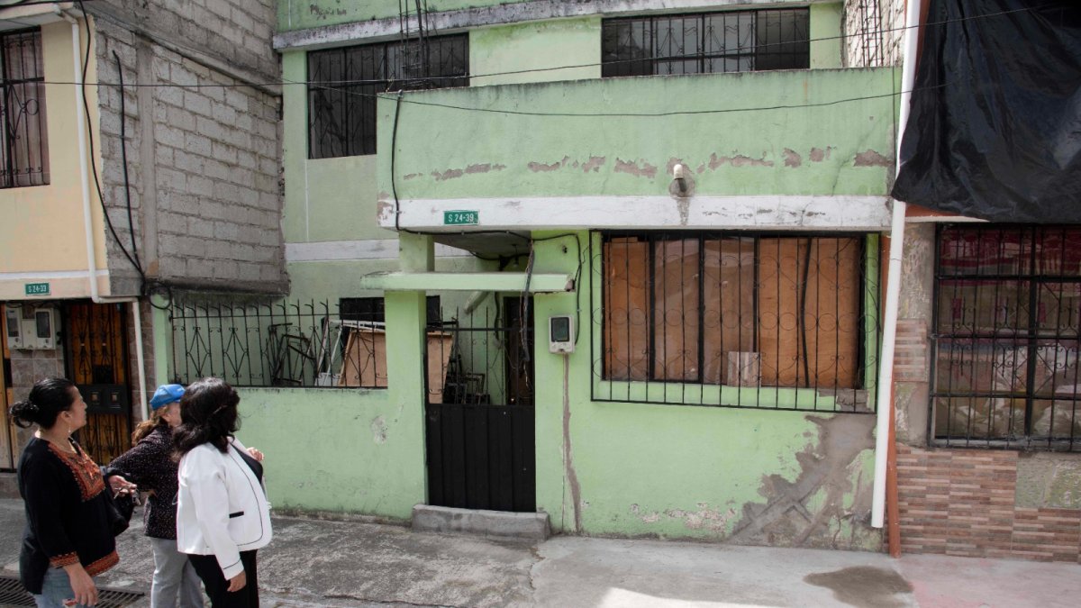 Las paredes de varias casas muestran profundas grietas que avanzan con el tiempo.