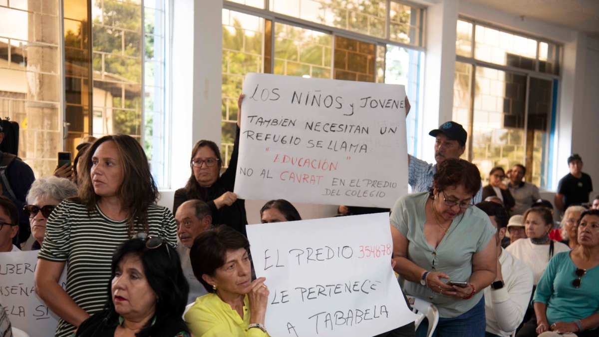 Al GAD de Tababela llegaron los vecinos con carteles. También estaban funcionarios de instituciones municipales.