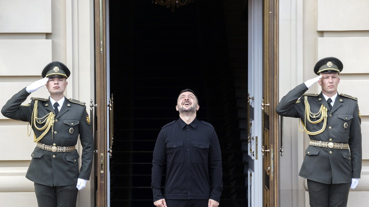 El presidente ucraniano, Volodymyr Zelensky, antes de su reunión con el primer ministro canadiense, Mark Carney, en Kiev, Ucrania, este domingo 24 de agosto de 2025.