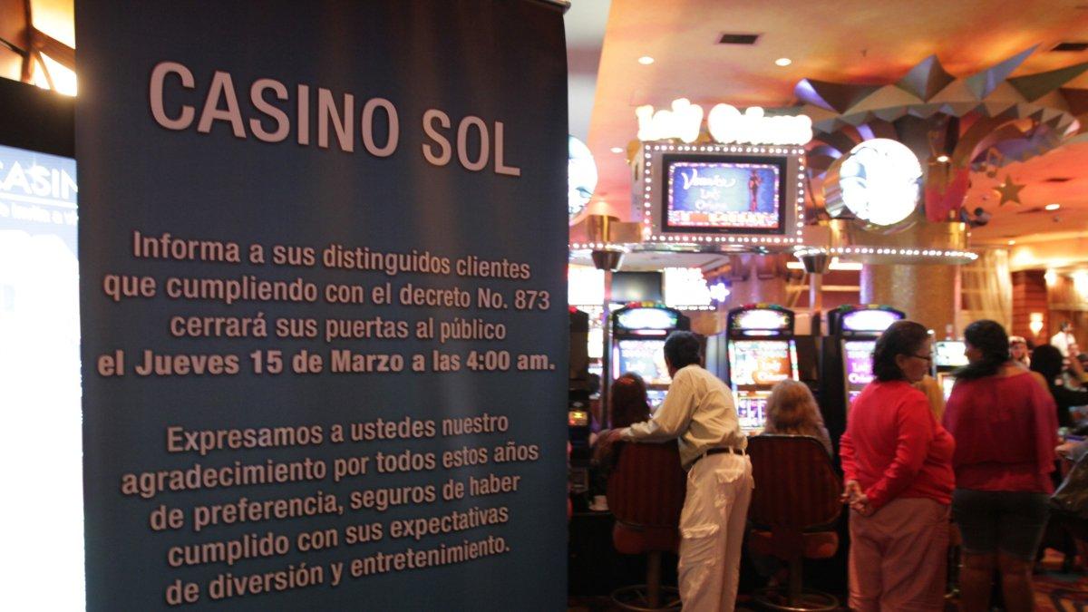 Luego de la consulta popular de 2011, los casino y negocios de juegos de azar tuvieron que cerrar, ya que la población ecuatoriana votó por su prohibición.