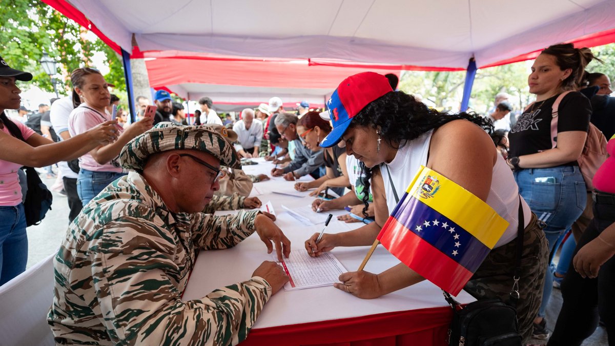 Personas participan en una jornada de alistamiento de la Milicia Bolivariana de Venezuela, este sábado 23 de agosto en Caracas.