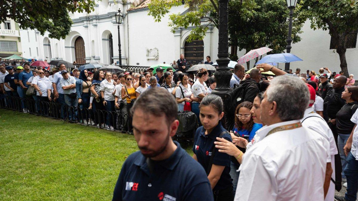 Personas hacen fila durante una jornada de alistamiento de la Milicia Bolivariana de Venezuela, este sábado en Caracas (Venezuela).