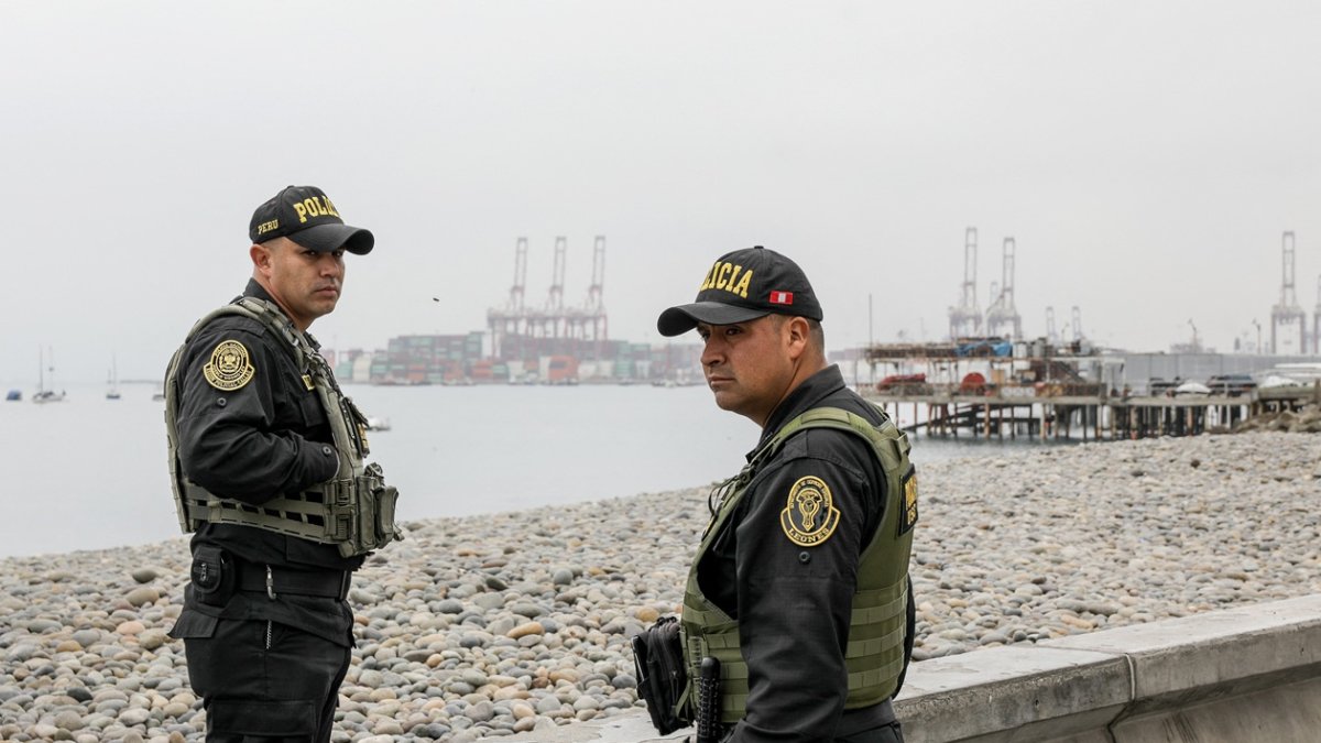 Agentes de policía de Perú vigilan la costa durante una alerta de tsunami en La Punta, provincia del Callao, Perú, el 30 de julio de 2025.