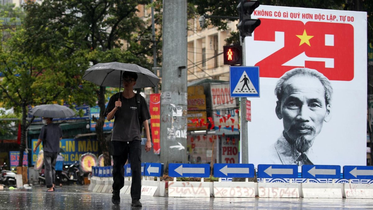 Una persona con un paraguas camina bajo la lluvia en Hanoi, Vietnam, el 25 de agosto de 2025.