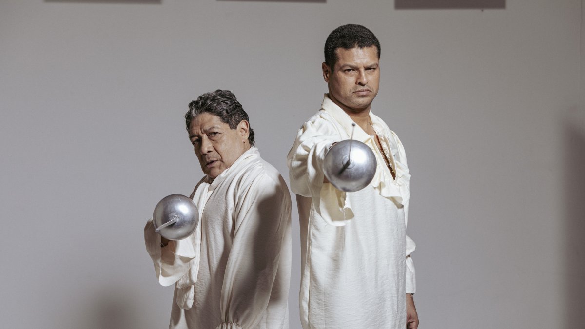 Lucho Mueckay junto a Marlon Pantaleón, protagonistas de la obra 'Una vida en el teatro'.