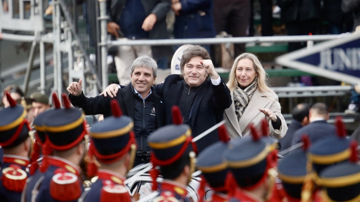 El presidente Javier Milei, su hermana, la secretaria general de la Presidencia, Karina Milei, y el ministro de Economía, Luis Caputo, en Buenos Aires el 26 de julio de 2025.