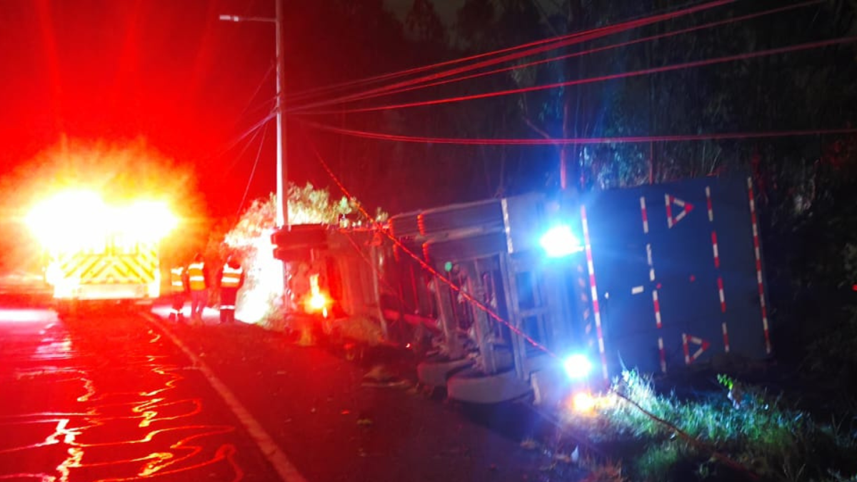 Un camión perdió pista y se volcó en la avenida Simón Bolívar a la altura de la UIDE.