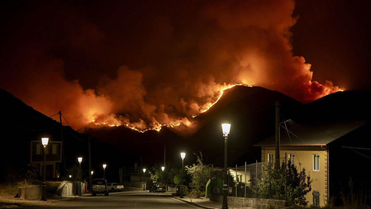 Vista del incendio que permanece activo en Casaio, Carballeda de Valdeorras (Ourense).