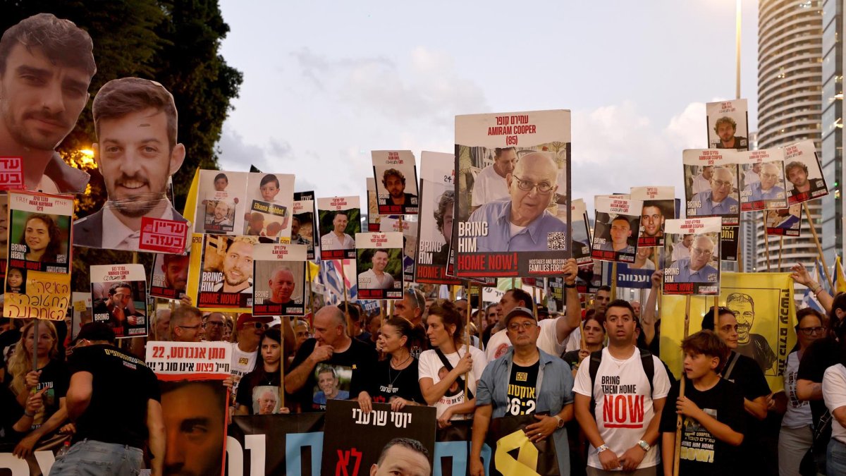 Manifestantes que apoyan a las familias de los rehenes israelíes protestan en Tel Aviv, Israel, el 26 de agosto de 2025.