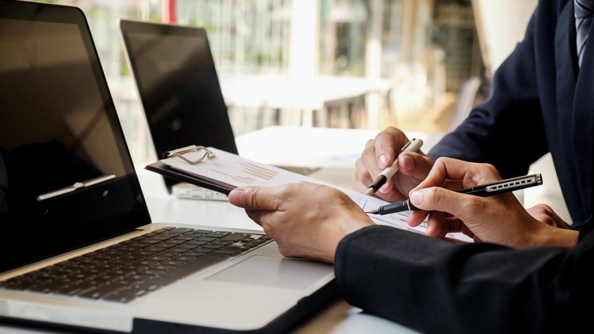 El empleador debe notificar al IESS la modificación del salario, la separación del trabajador, enfermedad u otra novedad.