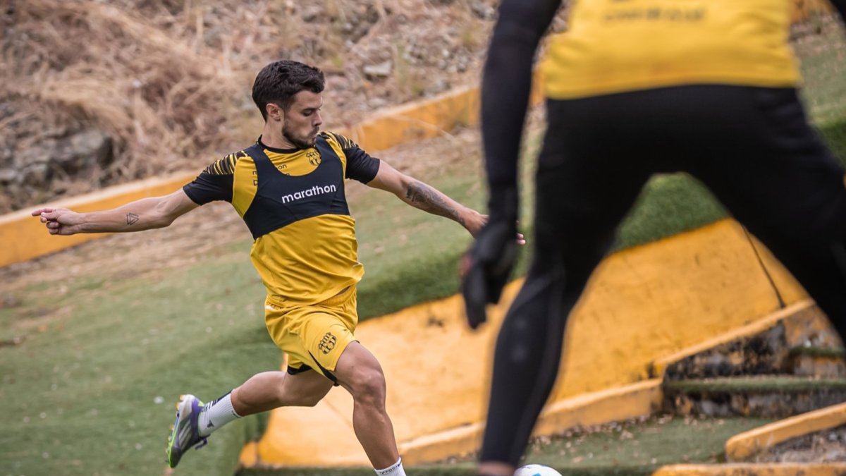 Joaquín Valiente en el entrenamiento de Barcelona SC.