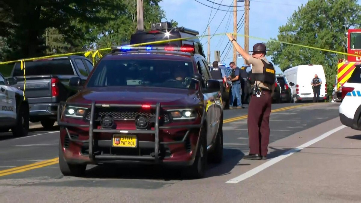 Imágenes de una intervención de la policía en la suite de tirs dans una école catholique de Minneapolis, dans le Minnesota.