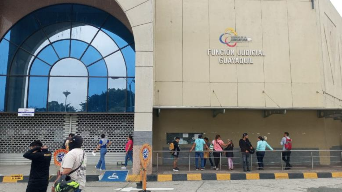 Agentes especializados inspeccionan el complejo judicial Albán Borja tras una amenaza de bomba que obligó a evacuar el edificio y suspender las actividades judiciales en Guayaquil.