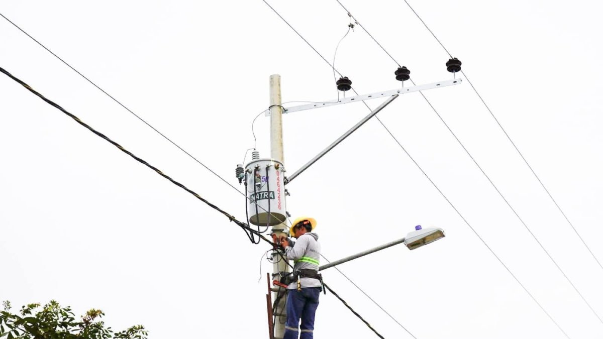 Transformadores y postes de alumbrado público se instalaron en la comuna El Delfín, por un costo superior a los 42.000 dólares.