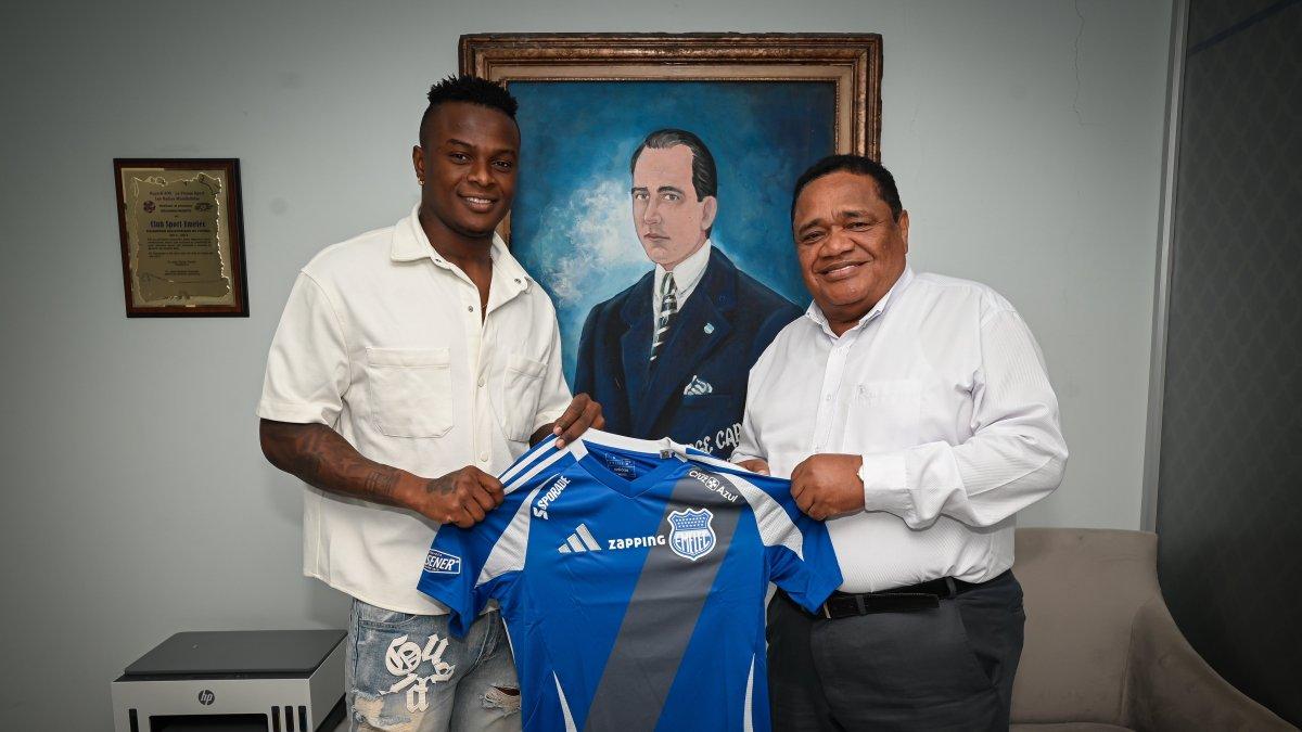 Angulo cuando firmó oficialmente con el Bombillo y fue presentado en junio pasado.