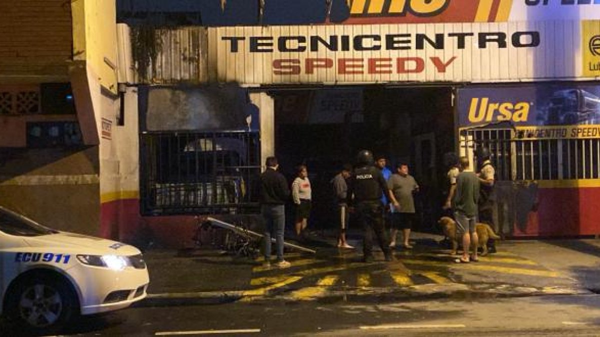 Un incendio se registró en una lubricadora ubicada en el sur de Guayaquil, la madrugada de este miércoles 27 de agosto.