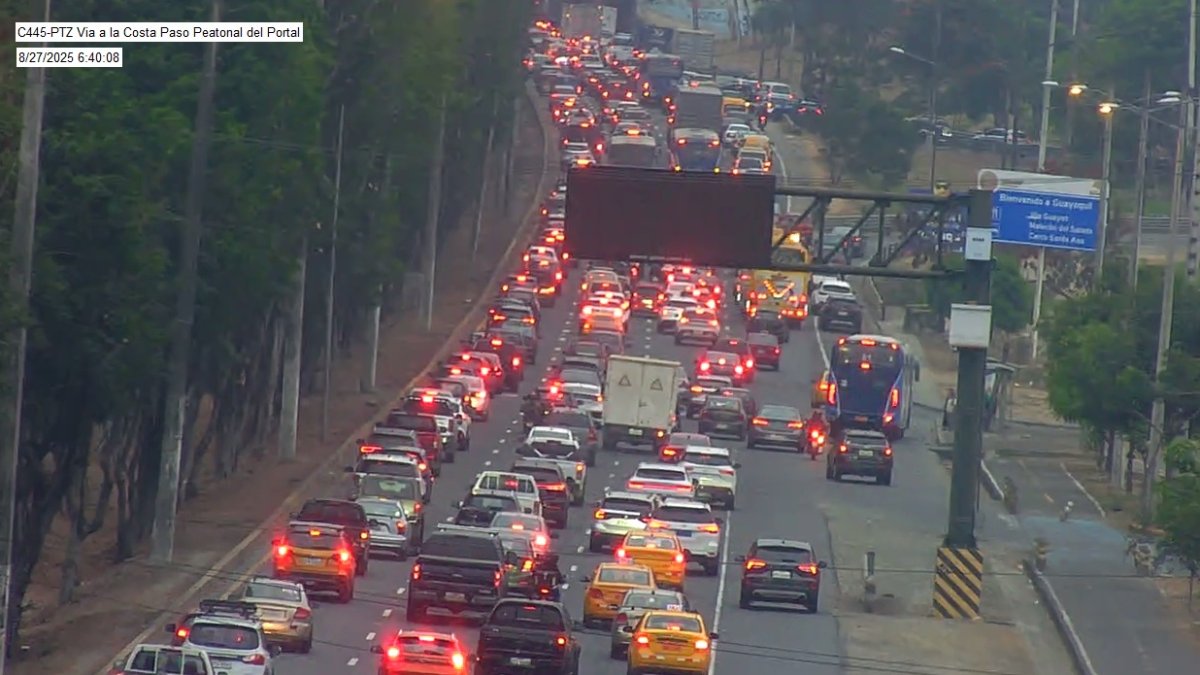 Tras el accidente se evidenció una fuerte congestión vehicular en la vía a la costa, a pocos metros del intercambiador con la avenida del Bombero.